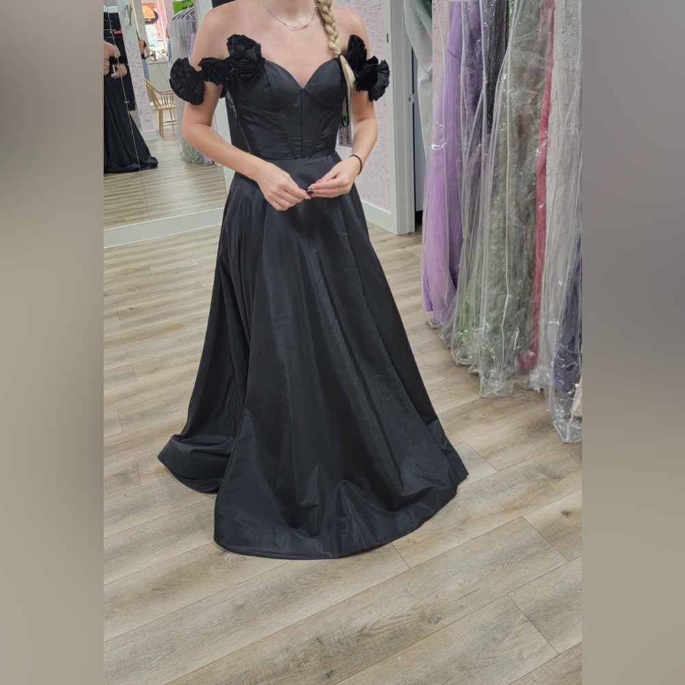 Black Strapless Gown for Prom with Sleeveless Design